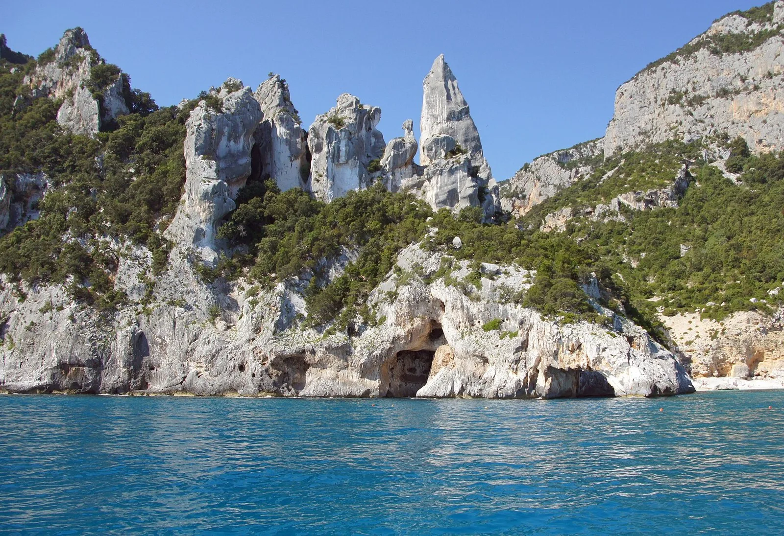 Le guglie calcaree di Cala Goloritzé viste dal mare
