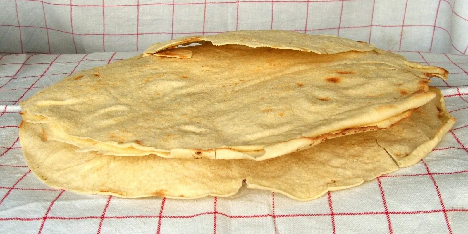 Sfoglie di pane carasau su una tovaglia a quadri