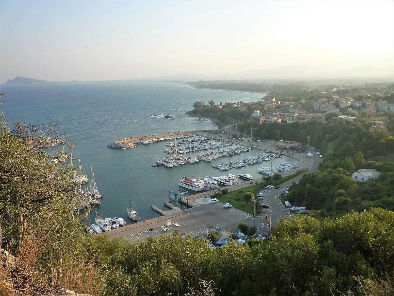 Santa Maria Navarrese e il suo porticciolo visti dalla collina